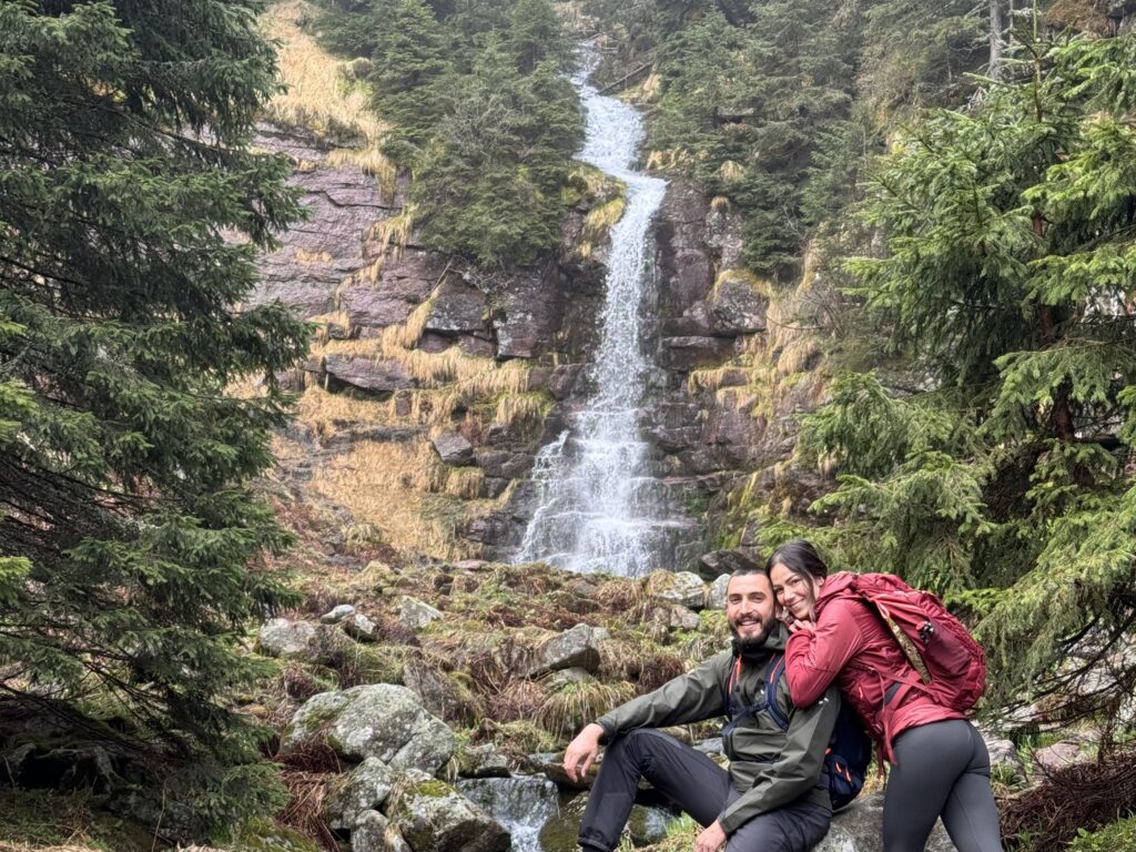 Couple under the Arbinje waterfall at Stara planina
